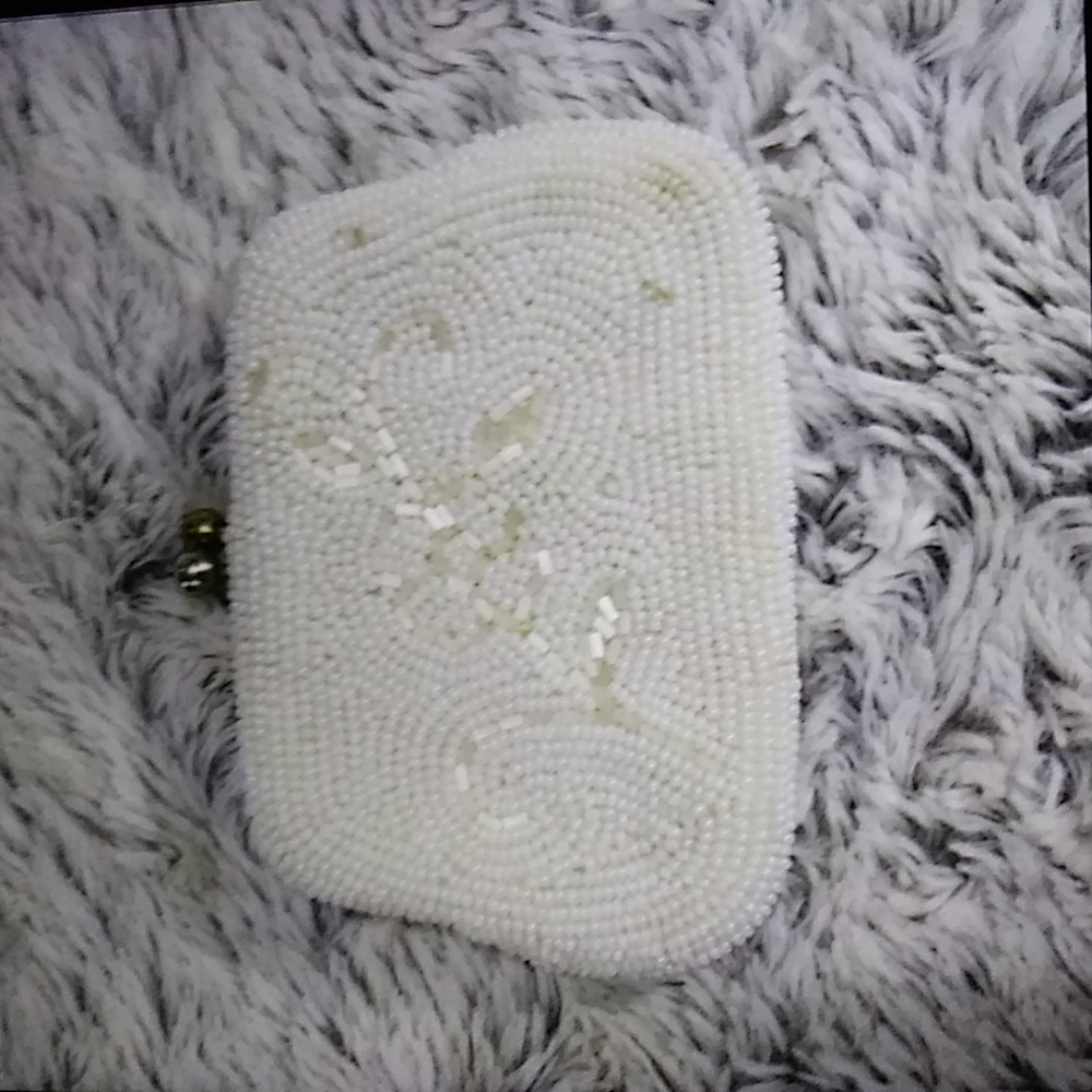 VGUC. Beaded vintage coin purse with kiss closure. Silver accents.